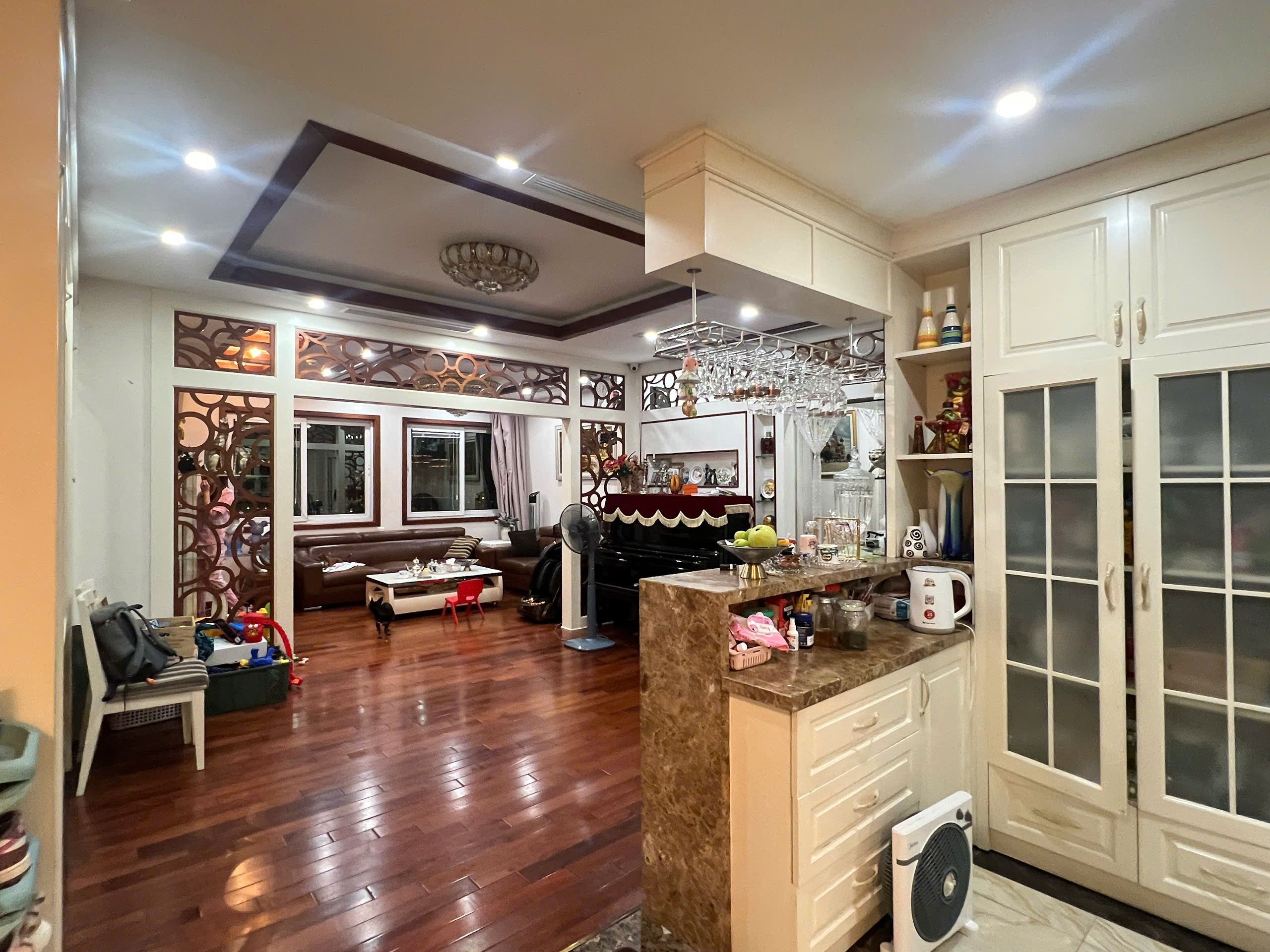 Bán chung cư Ciputra Tây Hồ - DT: 148m2/4PN tòa E4 nội thất hiện đại - Giá bán: 13.8 tỷ VNĐ